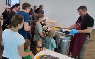 Waldbröler Kinder lernen wie Honig entsteht